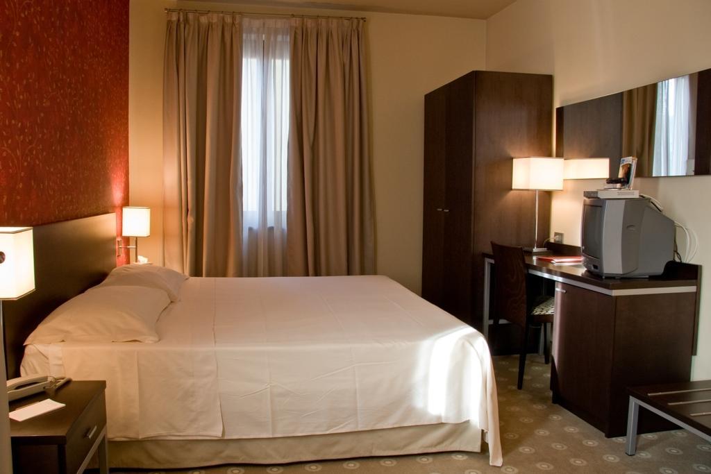 Hotel Fortyfive Chivasso Szoba fotó