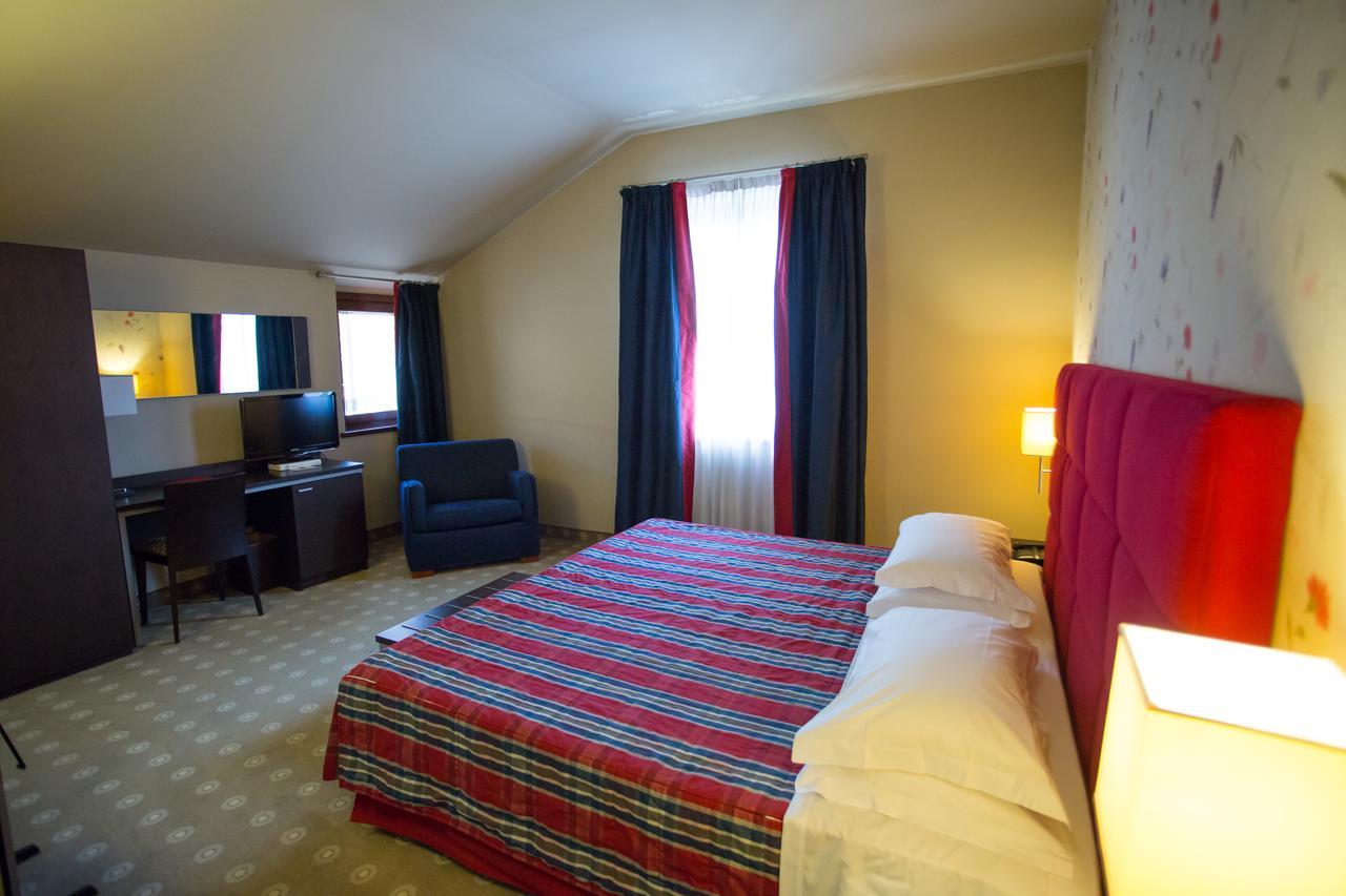 Hotel Fortyfive Chivasso Kültér fotó